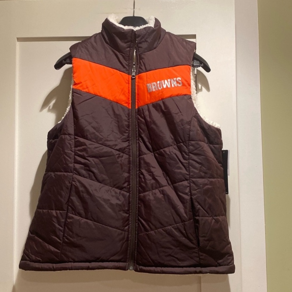 BROwNS NFL apparel GIII 4 Her by Carl Banks reversible Vest. Size M